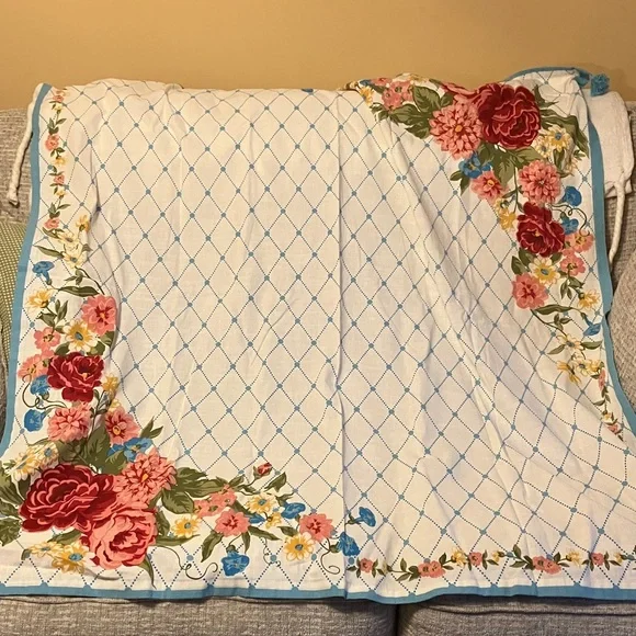 The Pioneer Woman Floral 4’ x 4’ tablecloth EUC - Picture 1 of 4